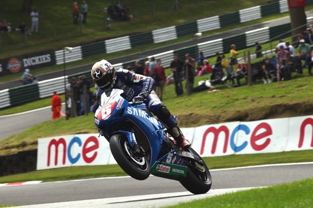 Isle of Man TT winner Gary Johnson in action at Cadwell Park (Dave Yeomans)